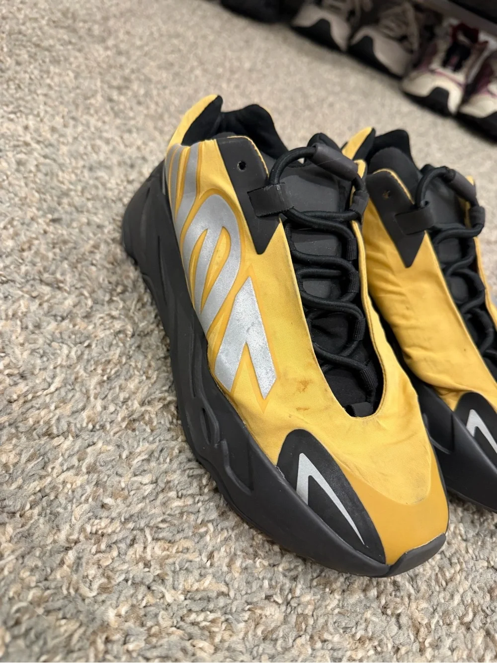 Adidas Yeezy Boost 700 - Picture 4 of 5